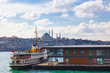 İstanbul manzaralı. Karaköy İskelesi ve arka planda Süleyman Camii olan bir feribot. İstanbul Türkiye - 3.2.2022