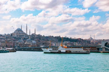 İstanbul arka plan fotoğrafı. Galata Köprüsü ve Süleyman Camii ile Feribot ve Eminonu ilçesi. İstanbul Türkiye - 3.2.2022