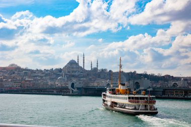 İstanbul 'un feribot ve şehir manzarası. Türkiye 'deki arka plan fotoğrafına git. İstanbul Türkiye - 3.2.2022