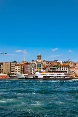 İstanbul manzaralı. Feribot ve Galata Kulesi, gündüz vakti. İstanbul Türkiye - 5.7.2022