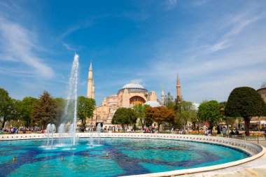 Ayasofya ya da Ayasofya 'da gündüz vakti çeşmeli. İstanbul 'daki arka plan fotoğrafına git. İstanbul Türkiye - 4.25.2022