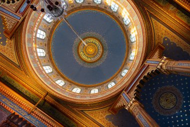 İstanbul, Beşiktaş 'taki Yıldız Hamidiye Camii Kubbesi. Ramazan veya kandil veya laylat al-Qadr veya İslami sanat arkaplan fotoğrafı. İstanbul Türkiye - 12.25.2021