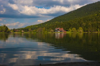 Bolu Golcuk Doğa Parkı. Türkiye 'nin doğal güzellikleri. Türkiye 'deki arka plan fotoğrafına git. Gölün üzerindeki bulutların yansımaları..