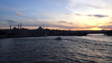 İstanbul manzaralı. İstanbul 'un silueti gün batımında bir feribottan. Türkiye 'ye seyahat videosu.