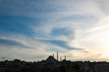 Günbatımında bulutlu gökyüzü ile Süleyman Camii ve İstanbul 'un silueti. Fotokopi alanı ile İstanbul 'a git.