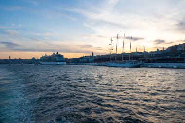 İstanbul 'da gemi turizmi. Galataport ve Cruise gemileri. İstanbul Türkiye - 5.7.2022