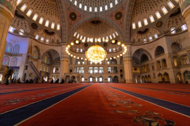 Ankara 'daki Kocatepe Camii' nin içinde. İslami arkaplan. Ankara Türkiye - 5.17.2022