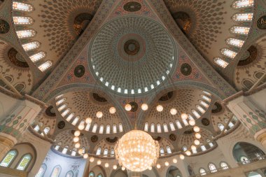 Kocatepe Camii 'nin kubbeleri. Ramazan veya kandil veya İslami arkaplan fotoğrafı. Ankara Türkiye - 5.17.2022