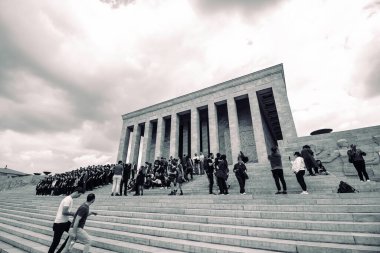 Ankara 'da Anitkabir' in merdivenlerindeki insanlar Atatürk 'e saygı gösterdikleri için. 10 Kasım ya da 10 Kasım arkaplan fotoğrafı. Ankara Türkiye - 5.16.2022