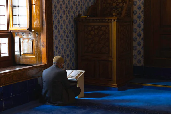 Camide Kuran okuyan yaşlı bir müslüman adam. İslami ya da müslüman insanlar ya da dua eden müslüman fotografı. Ankara Türkiye - 5.16.2022