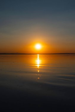 Günbatımı arkaplan fotoğrafı. Gölün üzerinde gün batımı ya da gün doğumu. Doğa, çevre ya da mevsimlerin arka plan fotoğrafı. Alıntı ya da ilham konsepti.