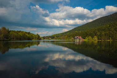 Bolu Golcuk Doğa Parkı, Bolu Türkiye. Göl ve orman bulutlu gökyüzü ve yansımalarla.