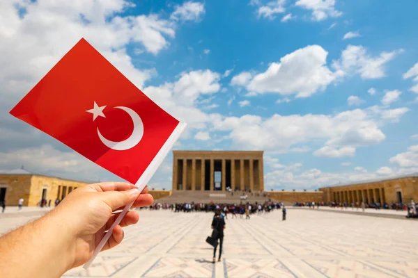 Hari Libur Nasional Turki Seorang Pria Mengibarkan Bendera Turki Anitkabir — Stok Foto