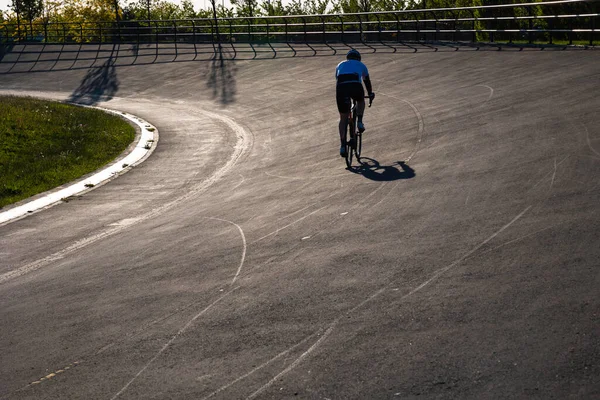 Kerékpáros Tréning Vagy Torna Kerékpárversenypályán Parkban Egészséges Életmód Vagy Kerékpározás — Stock Fotó