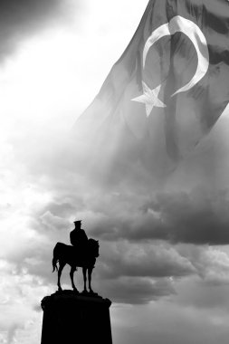 Mustafa Kemal Atatürk Anıtı ve Türk Bayrağı siyah beyaz manzaralı. 10 Kasım ya da 10 Kasım arka plan dikey fotoğraf.
