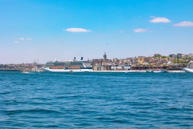 Galataport ve yolcu gemileri. İstanbul 'daki arka plan fotoğrafına git. İstanbul Türkiye - 5.7.2022