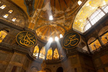 Ayasofya ya da Ayasofya 'da güneş ışığı var. İslami arkaplan. İstanbul Türkiye - 4.25.2022
