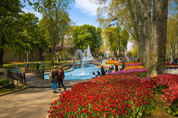 Tourists Pond Gulhane Park Istanbul Spring Travel Turkey Istanbul Turkey — Stock Photo, Image