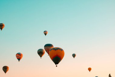 Kapadokya 'nın gökyüzünde güneş doğarken sıcak hava balonları. Nevsehir Türkiye - 7.2.2021