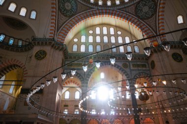 İslami fotoğraf. Süleyman Camii 'nde doğrudan güneş ışığı. Seçici odaklanma. İstanbul Türkiye - 10.29.2021