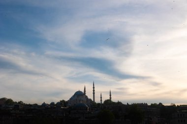 Cami silueti manzarası. İstanbul 'da gün batımında Süleyman Camii. Ramazan veya İslami arkaplan fotoğrafı.