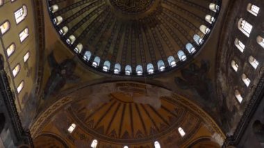 Ayasofya Camii 'nin içinde turistler var. İstanbul Türkiye - 9.19.2021