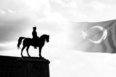 Tek renkli Atatürk ve Türk Bayrağı anıtı silueti. Atatürk konsept fotoğrafının 10 Kasım ya da 10 Kasım anma günü.