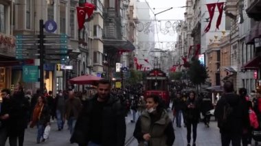 İstiklal Caddesi ya da nostaljik tramvayı olan İstiklal Caddesi. İstanbul arka plan videosuna git. El kamerası etkisi. İstanbul Türkiye - 12.27.2021