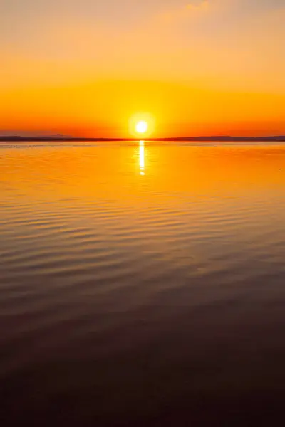 Pôr Sol Sobre Lago Inspiração Citação Vertical História Fundo Foto — Fotografia de Stock