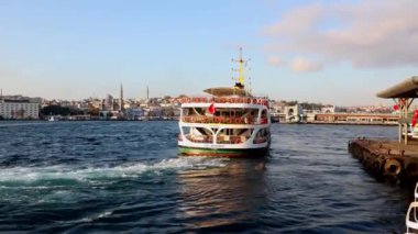Sabah feribot ve İstanbul 'da. Türkiye 'ye seyahat videosu. İstanbul Türkiye - 11.7.2021