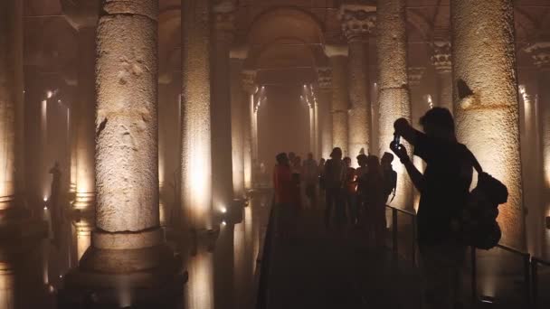 Τουρίστες Στη Βασιλική Cistern Yerebatan Sarnici Βίντεο Ταξίδι Στην Κωνσταντινούπολη — Αρχείο Βίντεο