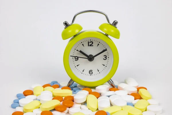Використання Ліків Концепції Часу Годинник Таблетках Ізольований Білому Тлі Медицина — стокове фото