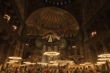 Ayasofya fotoğrafı. Ayasofya ya da Ayasofya 'nın iç kısımları. İslami arkaplan. Gürültü dahil. İstanbul Türkiye - 8.12.2022