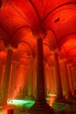 İstanbul 'un dikey arka plan fotoğrafının simgeleri. Bazilika Sarnici veya Yerebatan Sarnici. Gürültü ve tahıl dahil. Seçici odaklanma. İstanbul Türkiye - 8.3.2022