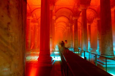 Turistler ve Bazilika Sarnıcı. İstanbul 'daki arka plan fotoğrafına git. Gürültü ve tahıl dahil. Seçici odaklanma. İstanbul Türkiye - 8.3.2022