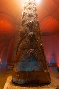 Hen 's Eye sütunu dikey görünümde. İstanbul 'daki Bazilika Sarnıcı.