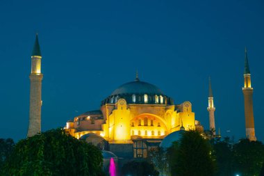 İstanbul fotoğrafı. Ayasofya Camii ya da Ayasofya 'da geceleri. İstanbul 'a ya da Türkiye' nin arkaplan fotoğrafına ait İslami ya da tarihi yerlere seyahat edin. Gürültü dahil. Seçici odak.