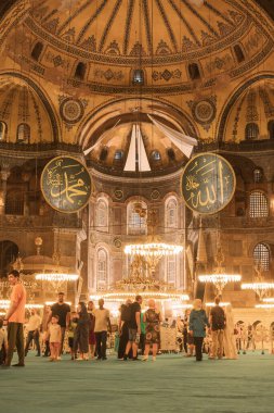 Ayasofya. Ayasofya Camii 'ndeki turistler İstanbul' da. Gürültü ve tahıl dahil. İstanbul Türkiye - 8.12.2022