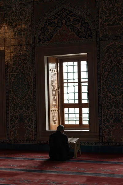 Ісламська Вертикальна Фотографія Старший Муслім Читав Мечеті Священний Коран Рамадан — стокове фото