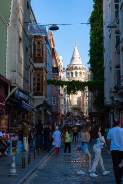 Galata Kulesi veya Galata Kulesi ve Turistler. İstanbul Türkiye - 8.20.2022