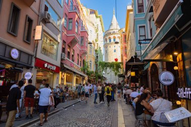 Gündüz vakti Galata Kulesi 'nin etrafındaki kafeler ve turistler. İstanbul 'daki arka plan fotoğrafına git. İstanbul Türkiye - 8.20.2022
