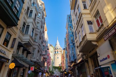 Galata Kulesi veya Galata Kulesi. İstanbul 'un arka plan fotoğrafının simgeleri. İstanbul Türkiye - 8.20.2022