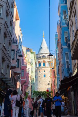 İstanbul 'da turistler. Galata Kulesi ve insanlar. Türkiye 'ye git arka plan dikey fotoğrafı çek. İstanbul Türkiye - 8.20.2022