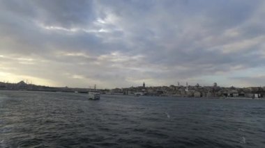 Günbatımında bulutlu gökyüzü arkaplan 4K video ile İstanbul şehri manzarası. Türkiye 'ye seyahat kavramı. İstanbul Türkiye - 3.30.2021