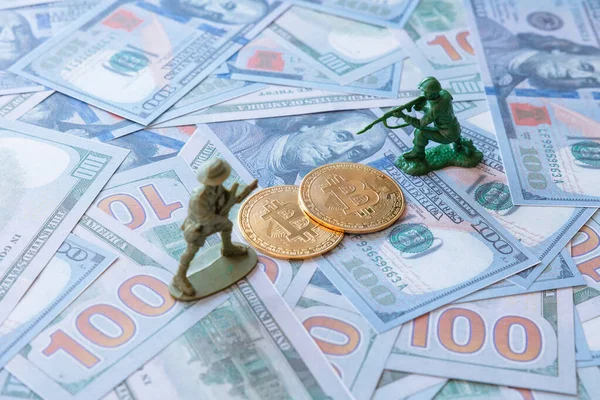Kripto para birimi fotoğraflı savaş suçları. Amerikan doları üzerinden para ve figür askerler. Karaborsa veya savaş veya suçlular konsepti.