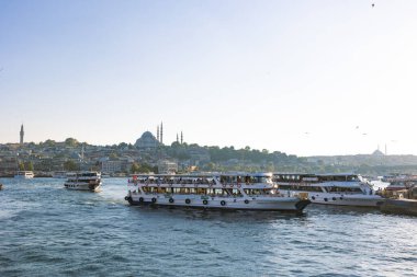 İstanbul manzaralı. Galata Köprüsü 'ndeki Golden Horn' dan feribot ve tarihi yarımada. Türkiye 'deki arka plan fotoğrafına git. İstanbul Türkiye - 8.20.2022
