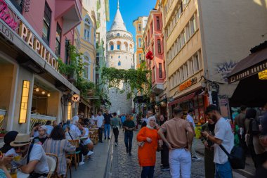 Turistler ve Galata Kulesi. İstanbul 'un Beyoğlu ilçesi. Türkiye 'deki arka plan fotoğrafına git. İstanbul Türkiye - 8.20.2022
