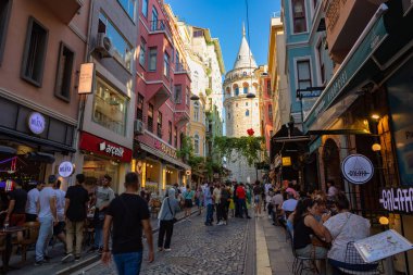 İstanbul 'daki arka plan fotoğrafına git. Sokaktaki turistler ve arka plandaki Galata Kulesi. İstanbul Türkiye - 8.20.2022