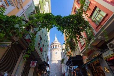 Galata Kulesi 'nin ve binaların geniş açılı görüntüsü. İstanbul 'un arka plan fotoğrafının simgeleri. İstanbul Türkiye - 8.20.2022