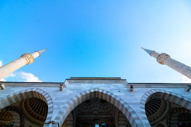Edirne 'deki Bayezid II Camii' nin kemerleri ve minareleri. Osmanlı mimari arka plan fotoğrafı.